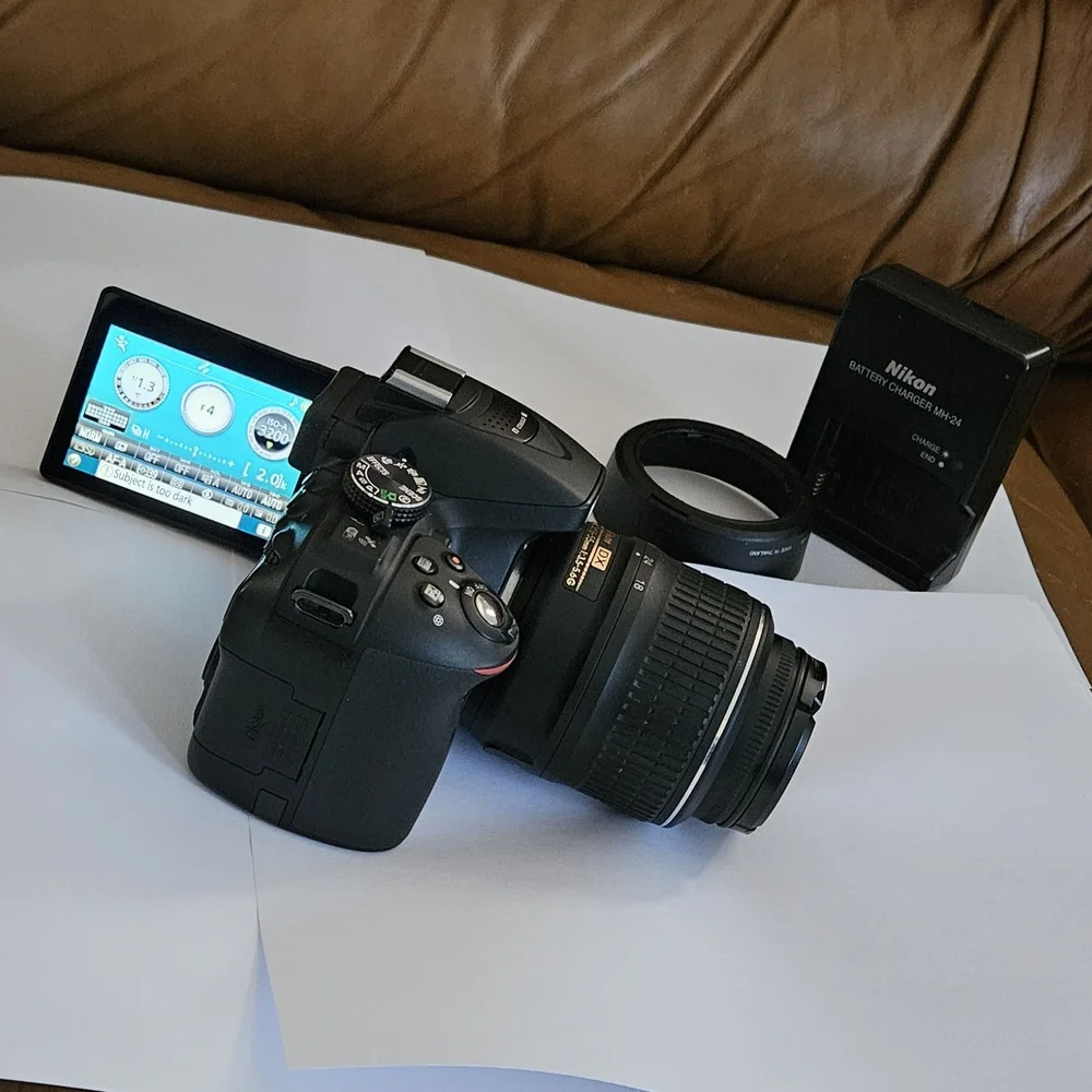 Nikon D5300 DSLR Camera 24.2MP With 18-55mm VR Lens +Charger.